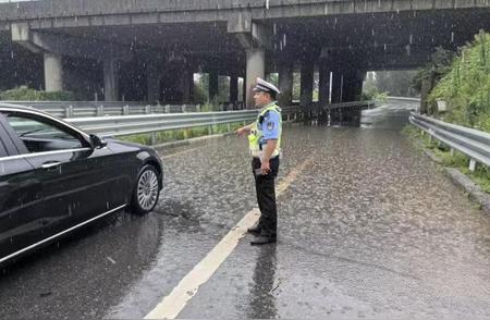 暴雨天气下河南商丘等地高速路段的交通管制措施