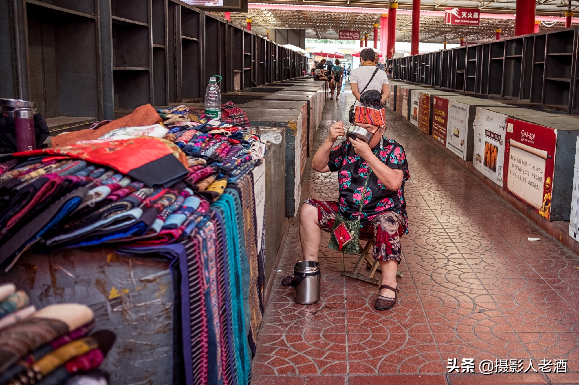 北京潘家园实拍：中国最大的古玩市场，工作日时卖货的比顾客还多